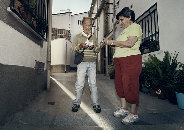 Valentin verkoopt loten in de steegjes van El Pueblo, de X-factor van Extremadura Nomad&Villager