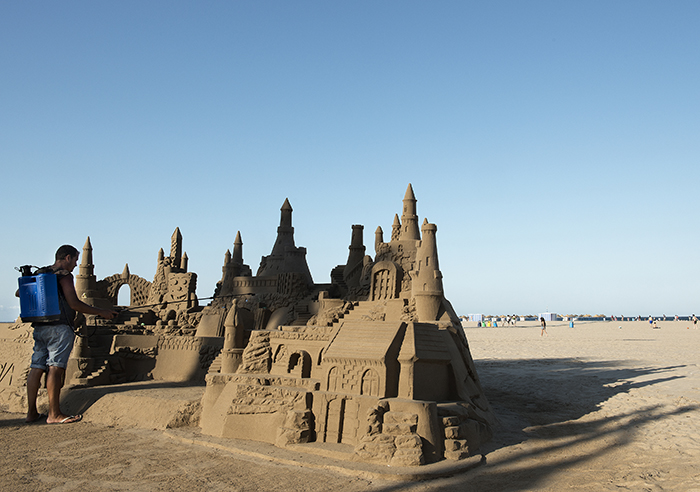 Strand van Valencia, zandkastelen bouwen Nomad&Villager