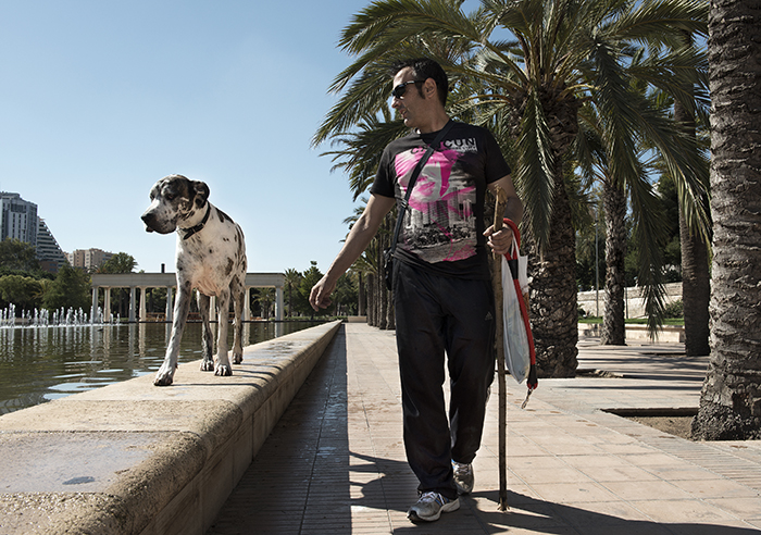 Valencia rivierbedding Turia, man wandelend met hond Nomad&Villager