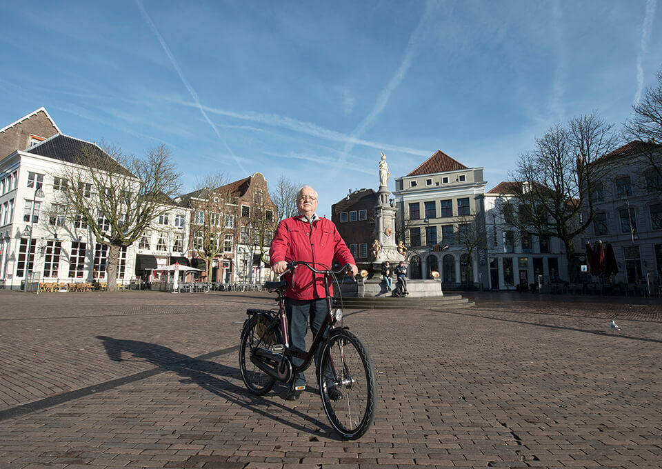 Günther Kropp is de vandaag de dag de stadsomroeper van Deventer. Hier op de Brink
